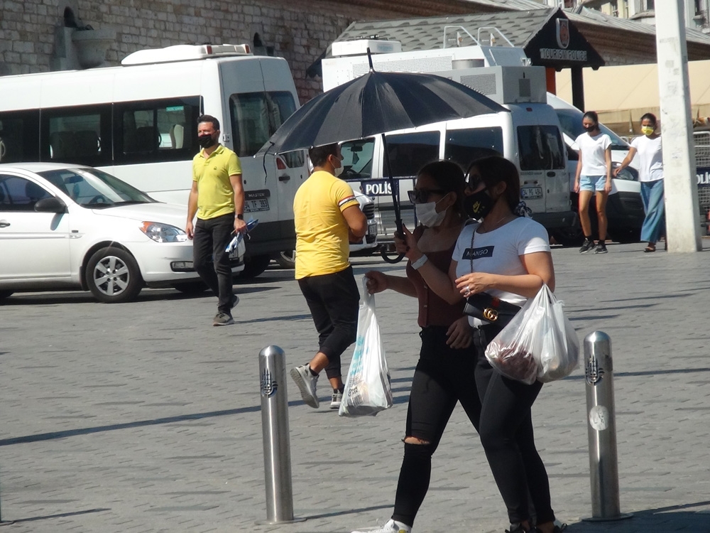 İstiklal Caddesi’nde maske ve sosyal mesafe denetimi
