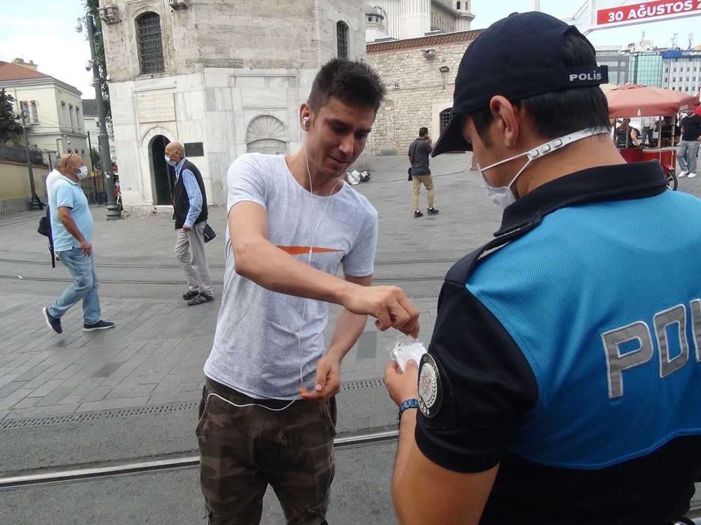 İstiklal Caddesi’nde polis ekiplerinden maske uyarısı