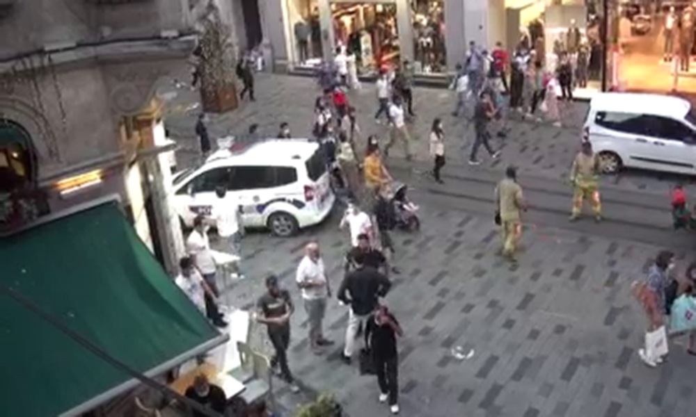 İstiklal Caddesi’nde restoran bacasındaki yangın paniğe neden oldu