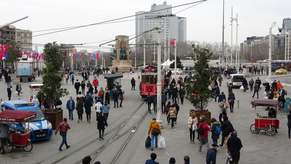 İstiklal Caddesi’nde yoğunluk, girişler kapatıldı