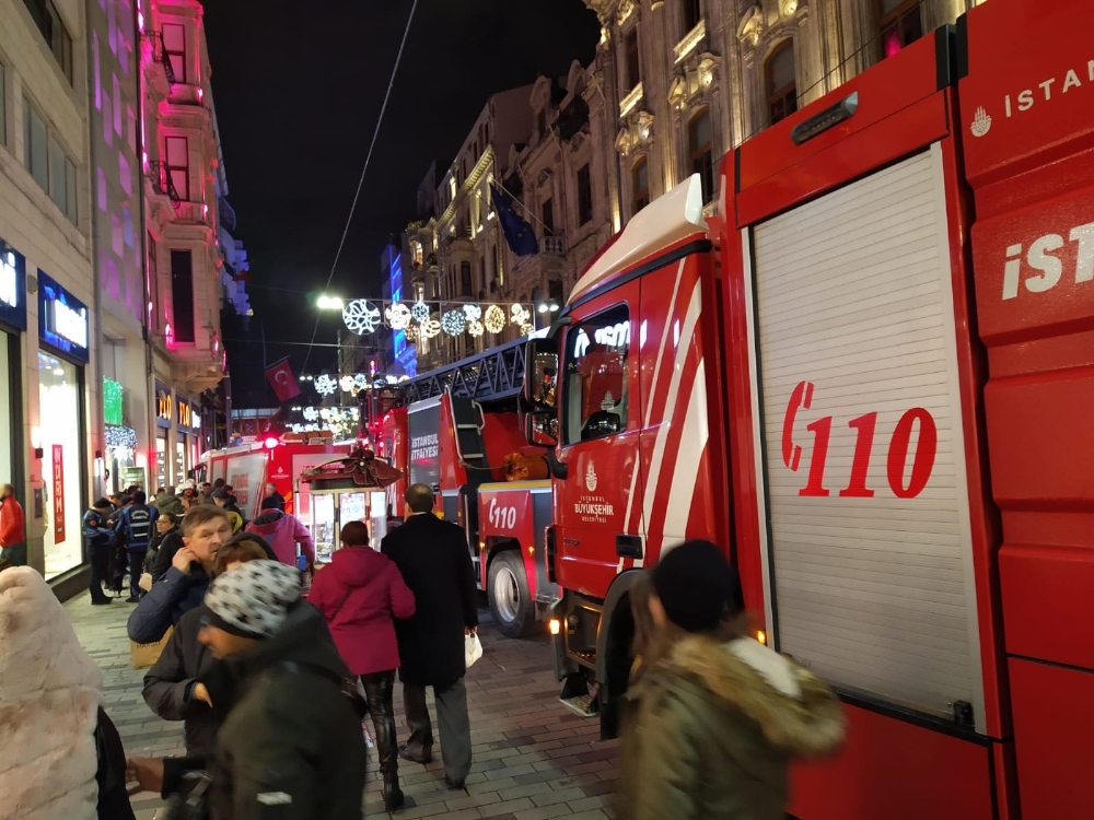 İstiklal Caddesindeki Bir İş Yerinde Yangın Paniği