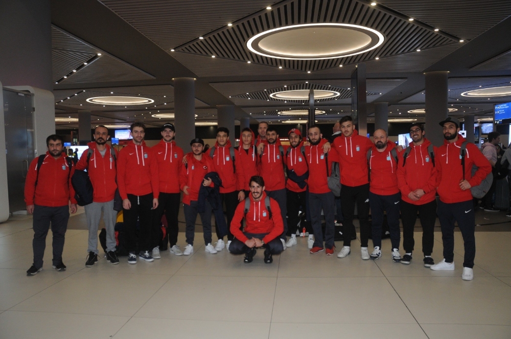 İstiklal Marşını Gururla Söyleyen Millilerimiz Yurda Döndü