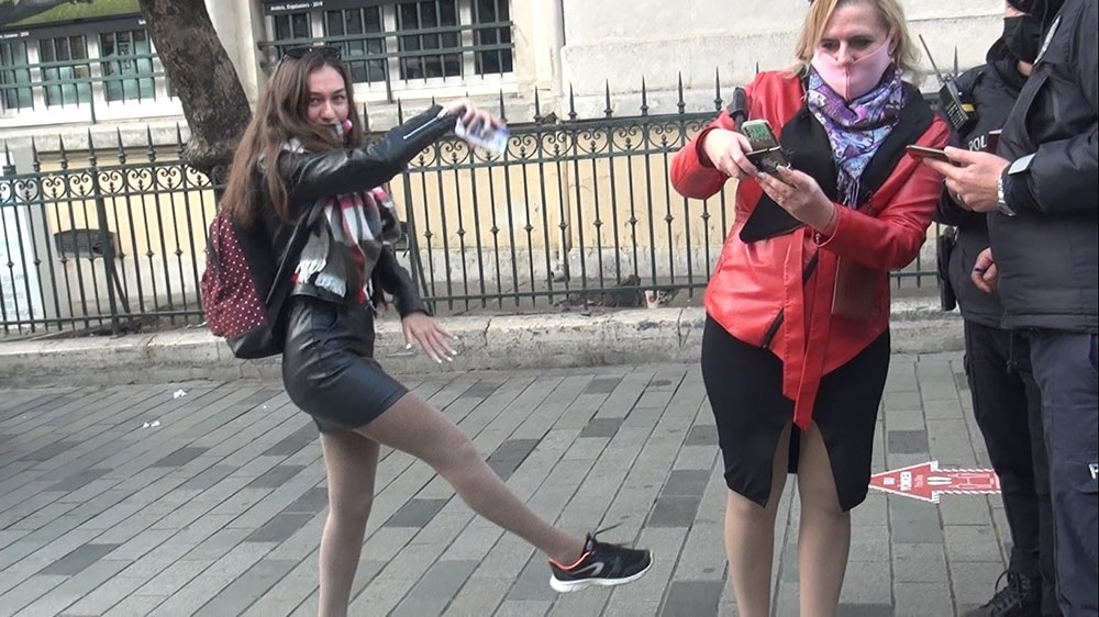 İstiklal’de ilginç anlar, maske cezası kesilen turist böyle dans etti