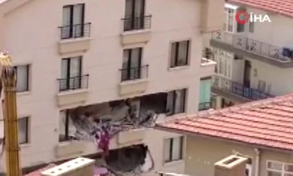 İstinat duvarı yıkılan binada yıkım çalışmaları başladı