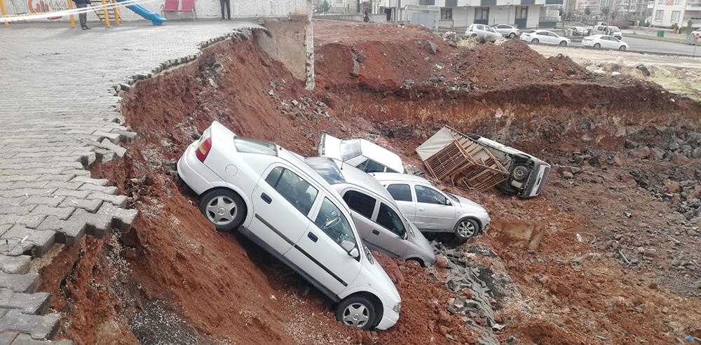 İstinat duvarı yıkıldı araçlar uçuruma yuvarlandı