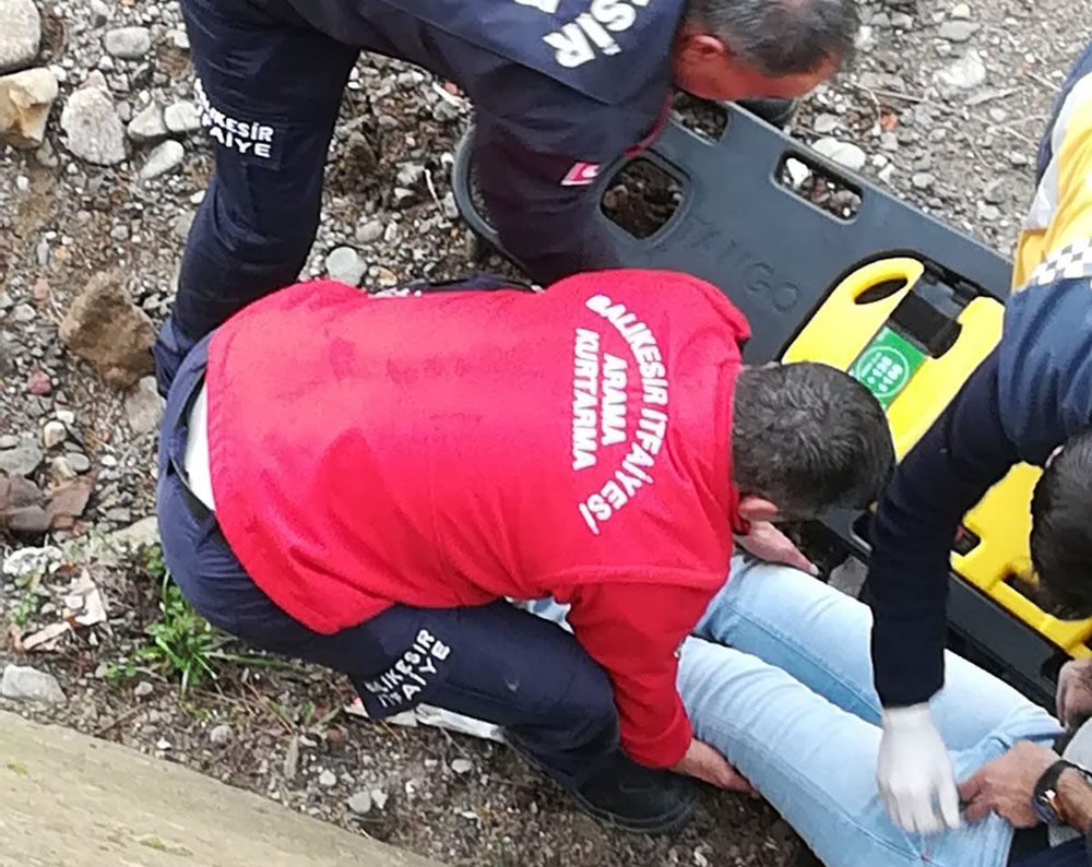 İstinat duvarından düşen adamı itfaiye kurtardı