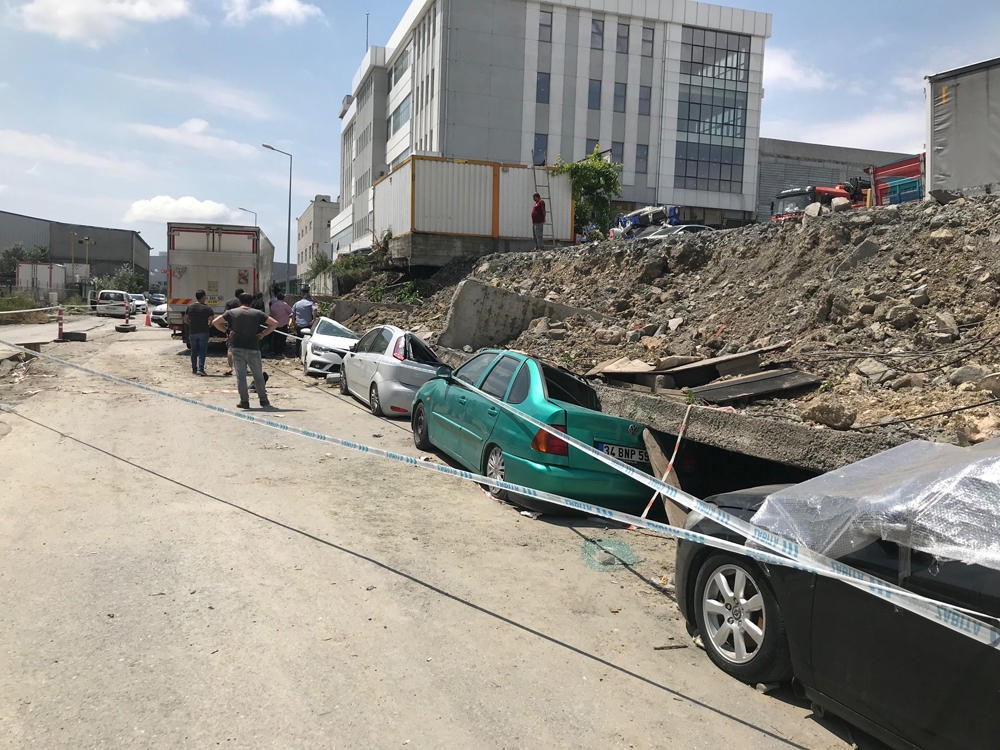 İstinat duvarının altında aracı kalan vatandaş yaşadıklarını anlattı