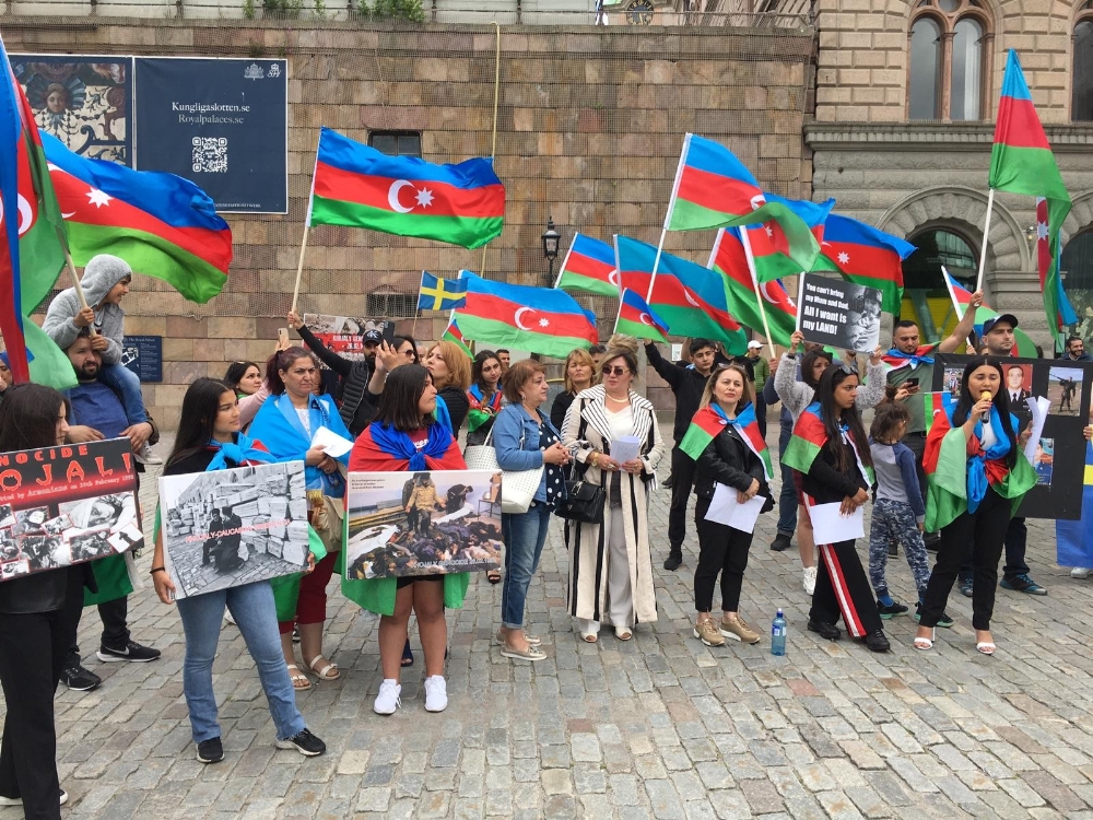 İsveç’teki Azerbaycanlılardan parlamento önünde Ermenistan protestosu
