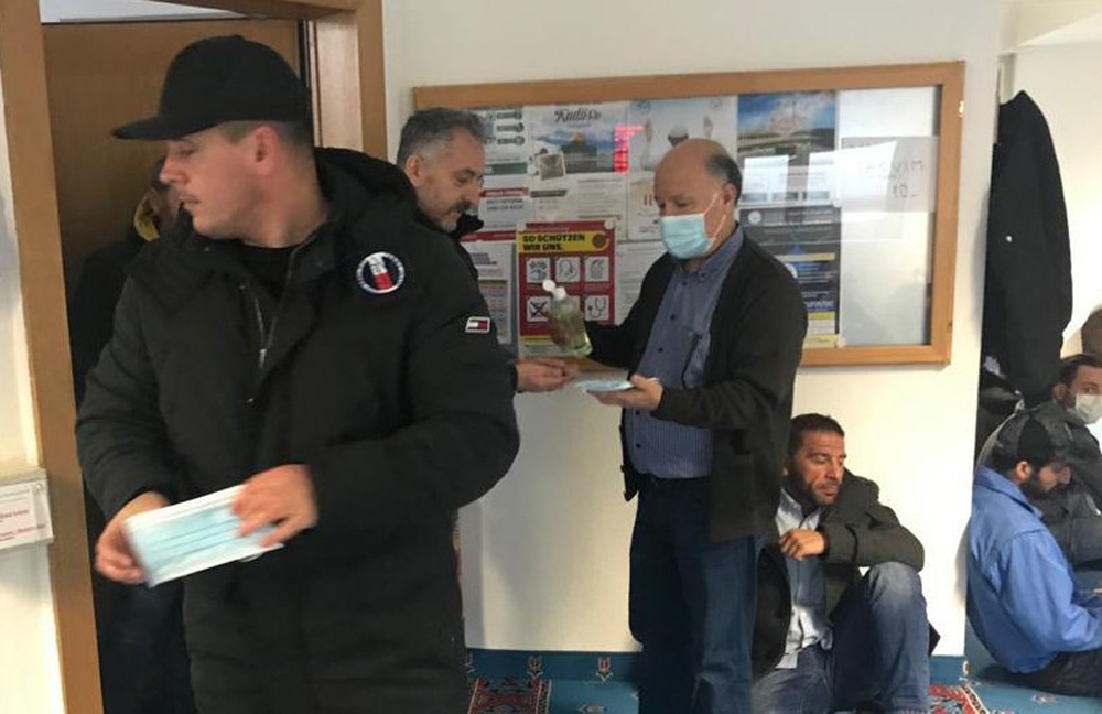 İsviçre’de cuma namazında korona virüsü önlemi
