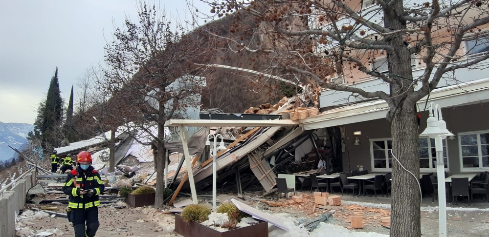 İtalya’da heyelan nedeniyle bir otel yıkıldı