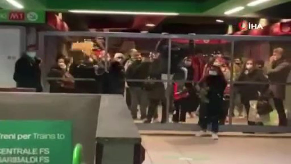 İtalya’da kapatılan metroya bariyerlerden atlayarak girdiler