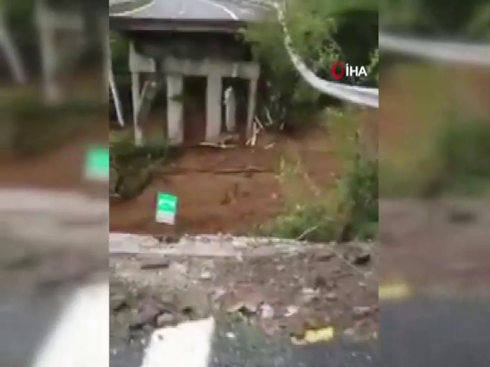 İtalyada Şiddetli Yağışlar Nedeniyle Viyadük Çöktü