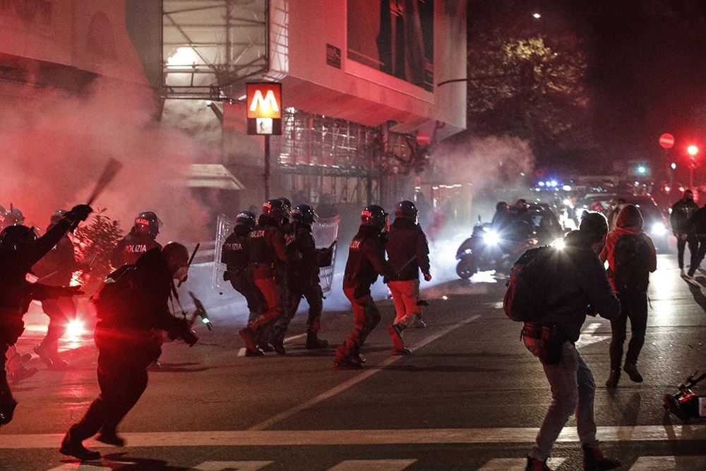 İtalya’da sokağa çıkma yasağına karşı protestolar devam ediyor
