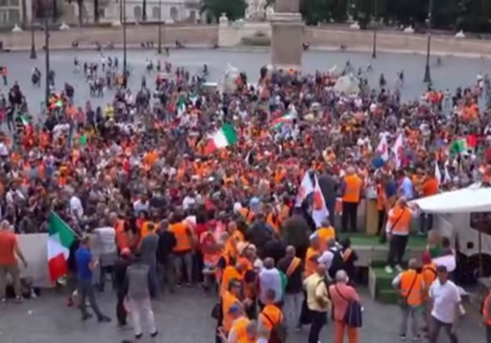 İtalya’da turuncu yeleklilerden hükümet karşıtı protesto