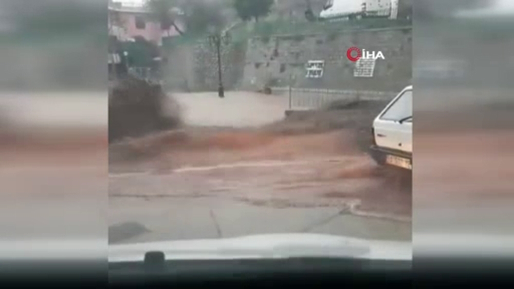 İtalya’nın Sardunya Adası’nda sel felaketi: 3 ölü