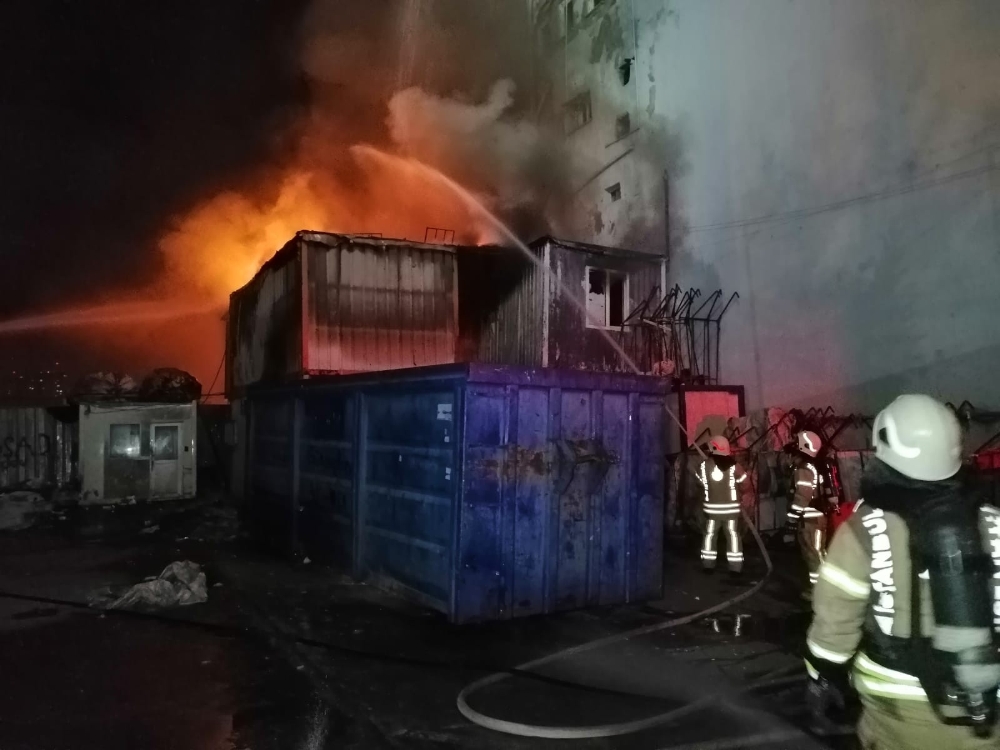 İtfaiye alevlere müdahale etmek için seferber oldu