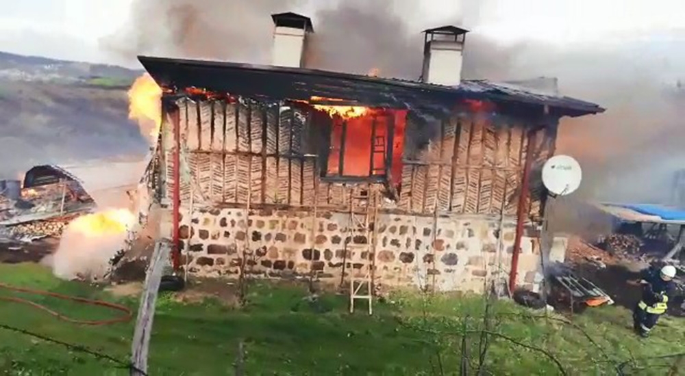 İtfaiye eri, alevler içinde yanarak çöken evin altında ölümden döndü
