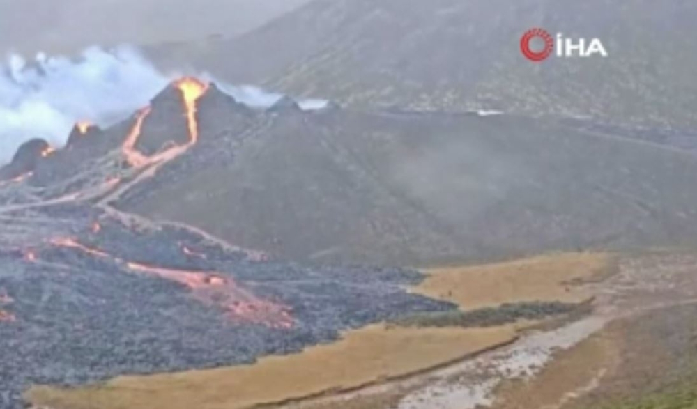 İzlanda’da Fagradals Yanardağı lav püskürtmeye başladı