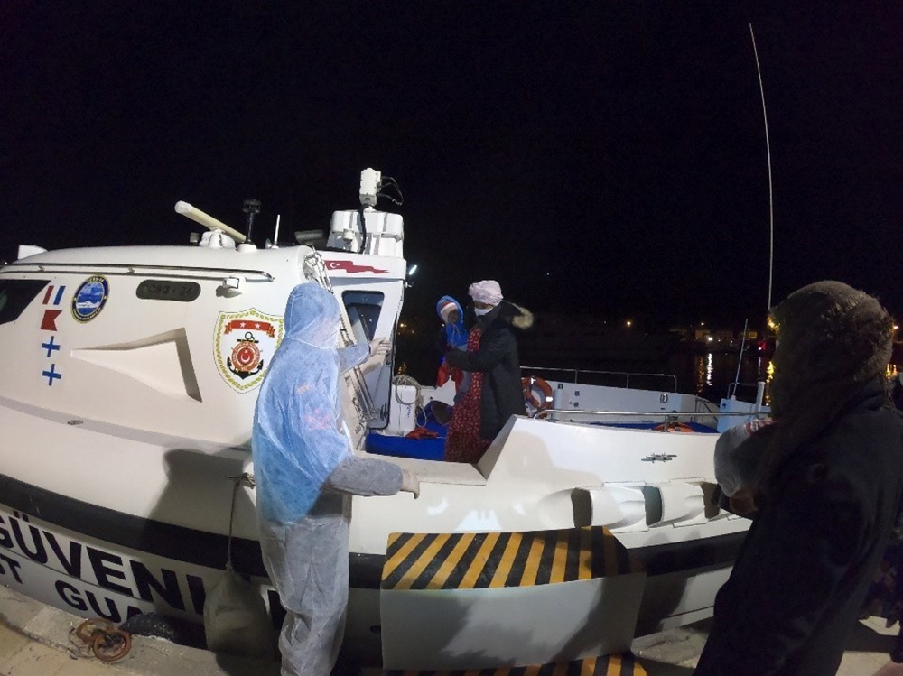 İzmir açıklarında 37 düzensiz göçmen kurtarıldı