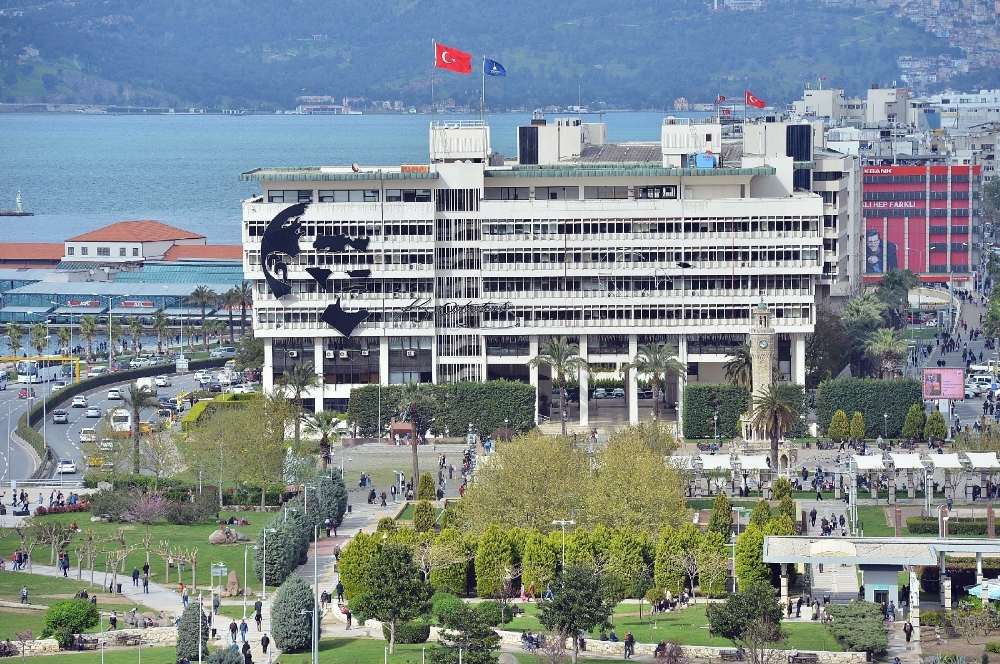 İzmir Büyükşehir Belediye binası için yıkım kararı