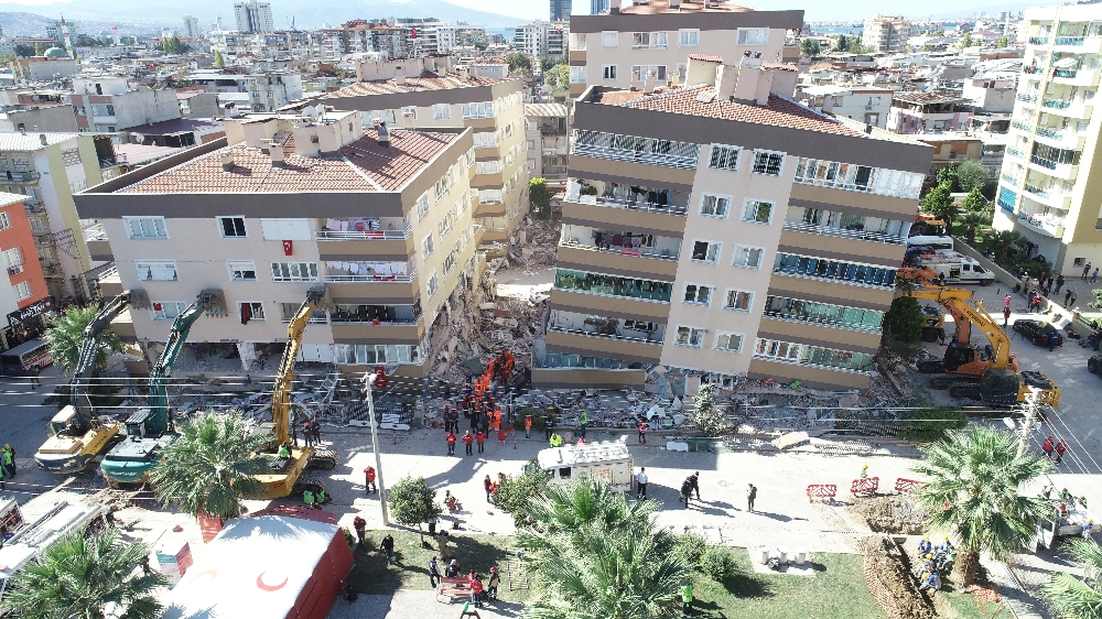 İzmir depreminde hayatını kaybeden Nurcan Hiçyılmaz Tosun toprağa verildi