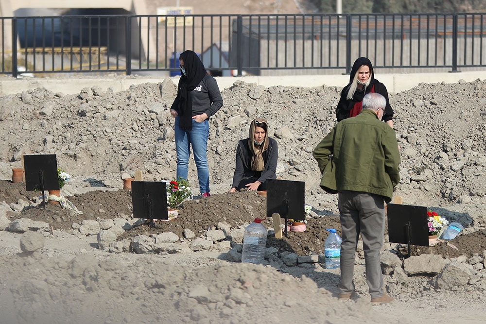 İzmir depreminde hayatını kaybedenler mezarı başında anıldı