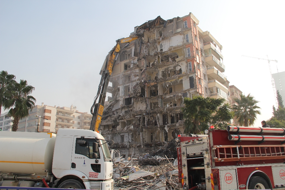İzmir depreminin ardından ağır hasarlı binalardan 58’inin yıkımı tamamlandı