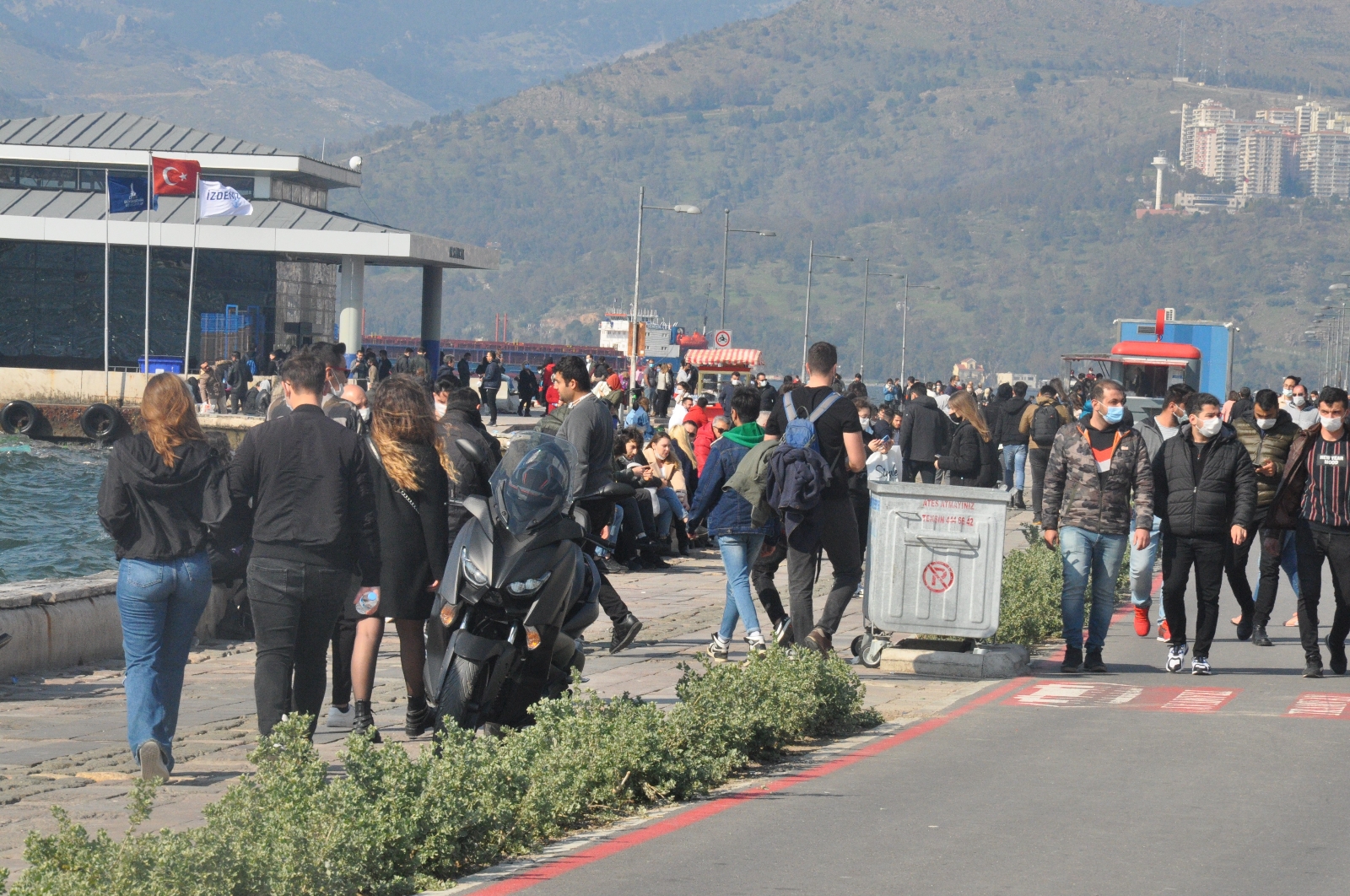 İzmir Kordon’da cumartesi yoğunluğu