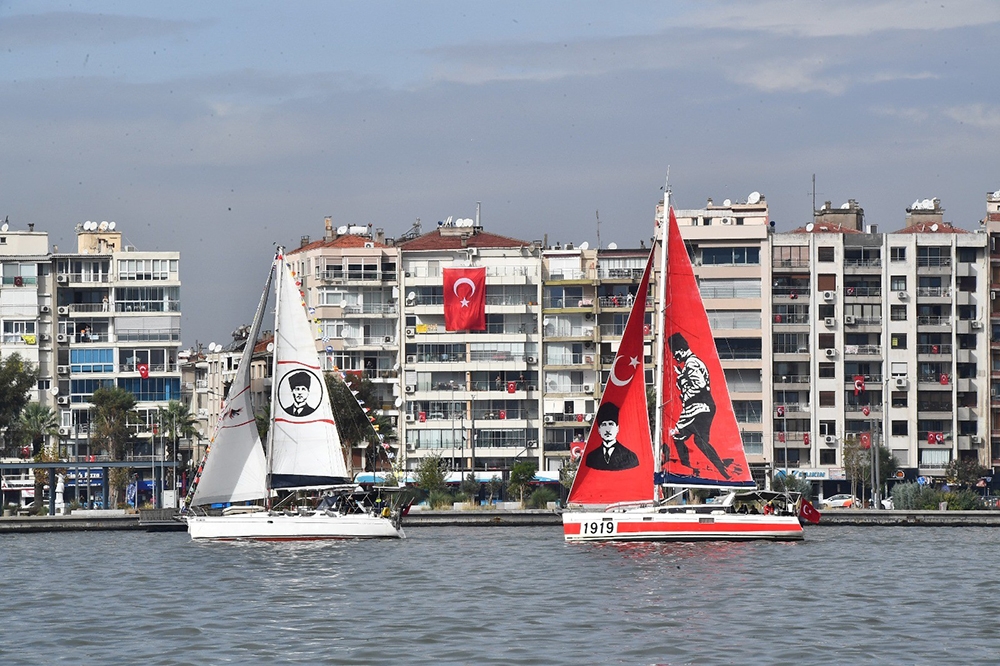 İzmir Körfezi’ndeki teknelerden Cumhuriyet selamı