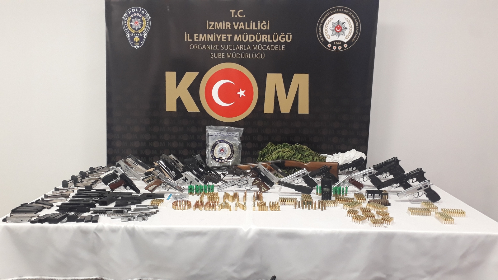 İzmir merkezli yasa dışı silah ticareti operasyonu: 29 gözaltı kararı