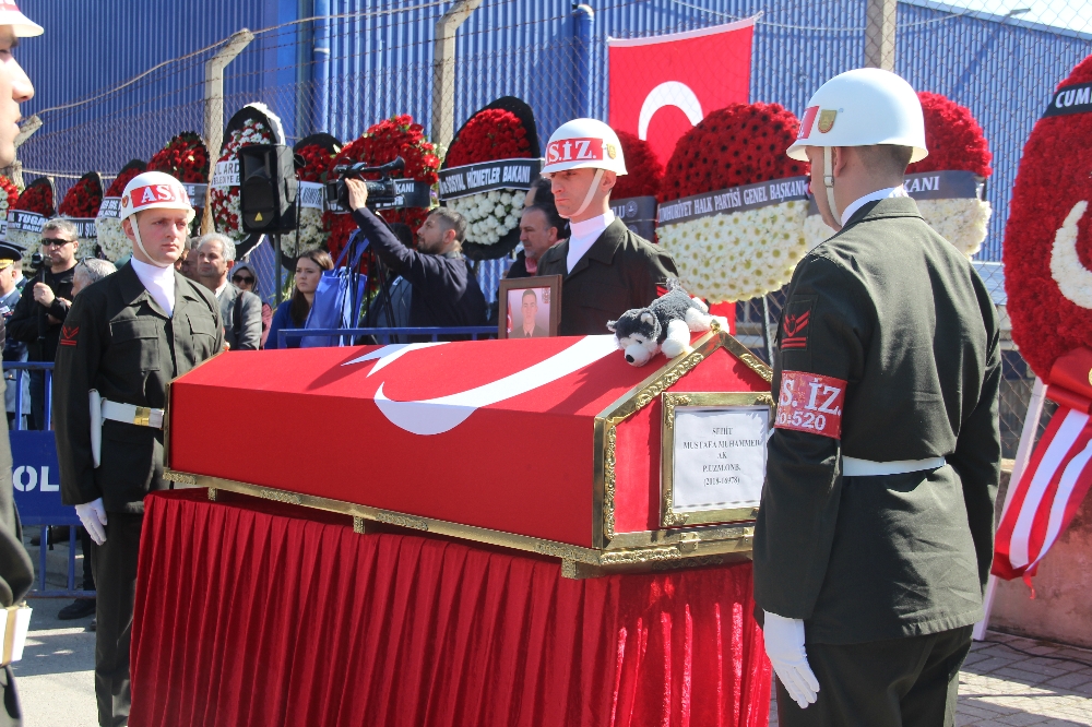 İzmir şehidini uğurladı: 10 yaşındaki çocuktan duygulandıran davranış