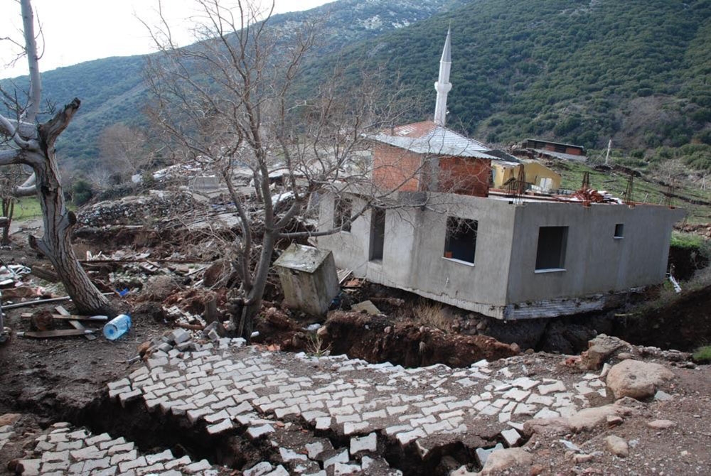 İzmir Valiliğinden heyelan bölgesi açıklaması