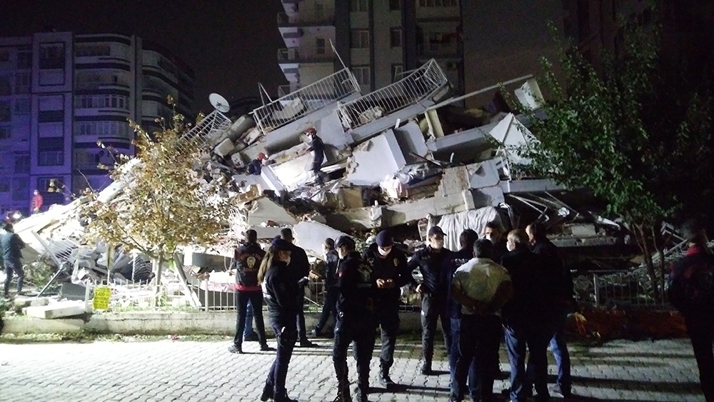 İzmir’de 1 kişinin daha cesedi enkaz altından çıkarıldı
