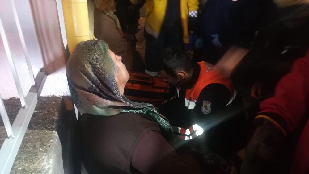 İzmir’de 11 katlı binada yangın: 10 kişi dumandan etkilendi