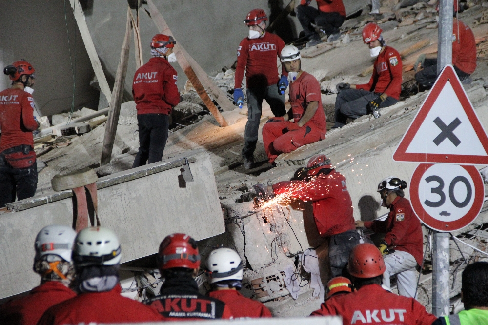 İzmir’de 17 saattir arama kurtarma çalışmaları devam ediyor