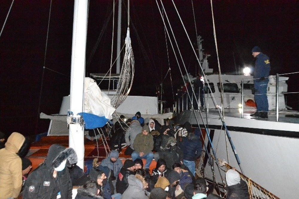 İzmir’de 175 düzensiz göçmen ile 1 göçmen kaçakçısı yakalandı