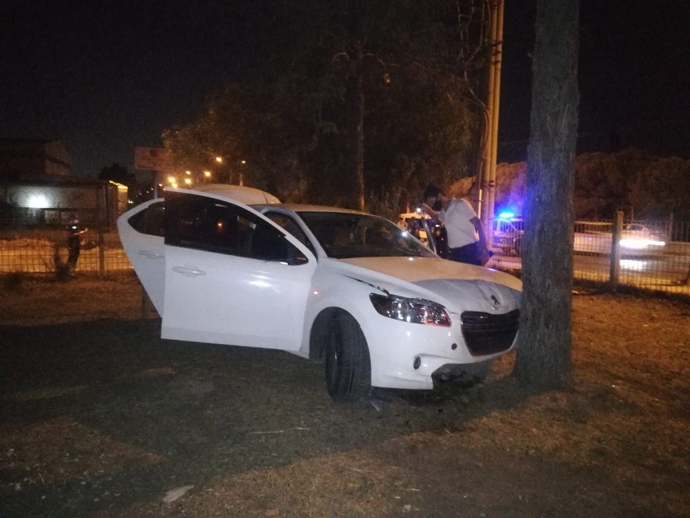 İzmir’de 250 bin liralık gaspın ardından kaçarken kaza yaptılar