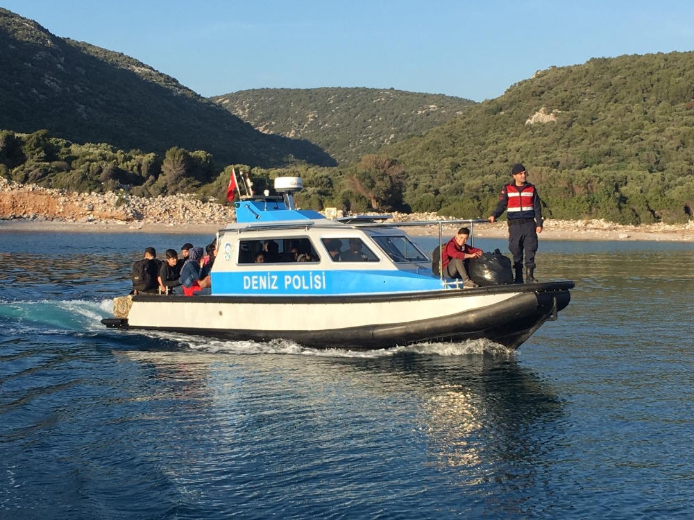 İzmirde 28İ Çocuk 60 Düzensiz Göçmen Yakalandı