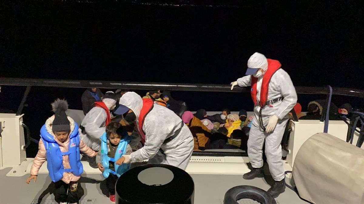 İzmir’de 30 düzensiz göçmen kurtarıldı