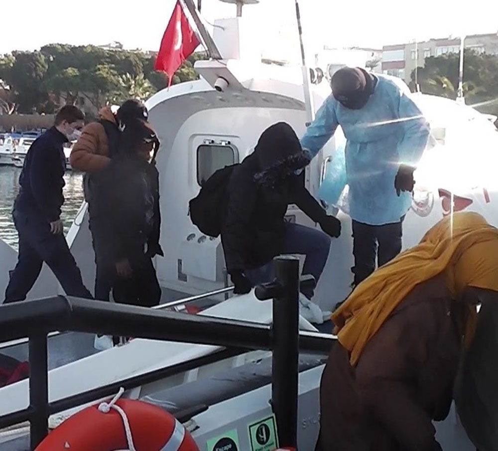 İzmir’de 32 göçmen kurtarıldı