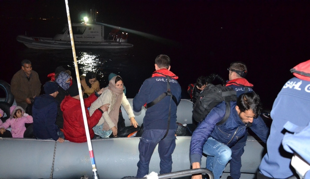 İzmirde 61 Kaçak Göçmen Yakalandı