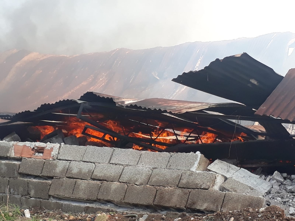İzmirde Ahşap Sandalye Fabrikasında Yangın