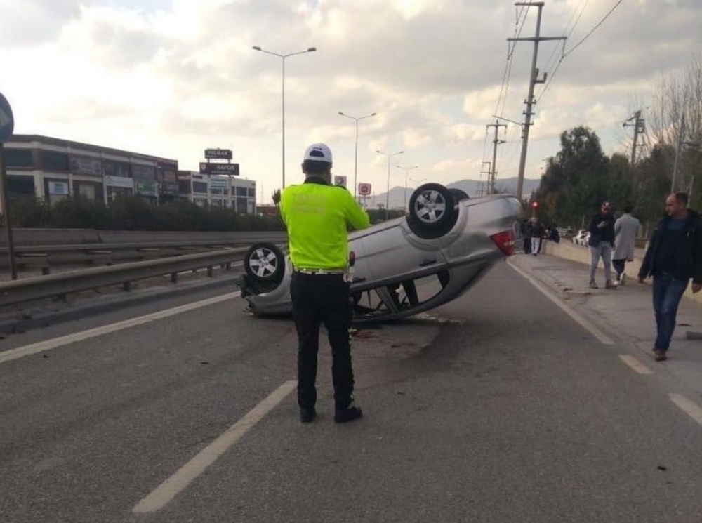 İzmir’de asker uğurlamasından dönen araç takla attı: 1 ölü, 4 yaralı