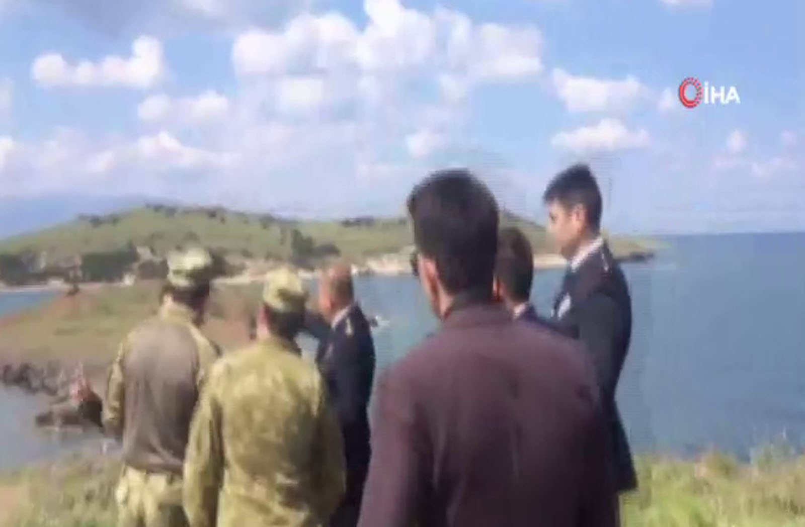İzmir’de askeri uçak düştü: 2 pilot sağ olarak kurtarıldı