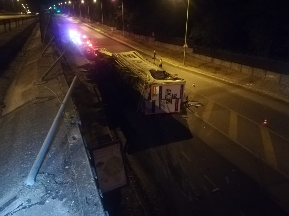 İzmir’de bariyerleri aşan TIR alt yola uçtu