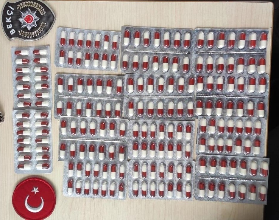 İzmir’de bekçilerin şüphesi yüzlerce sentetik hapı ortaya çıkardı