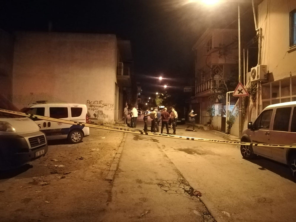 İzmir’de bıçaklı kavga: 1’ağır 2 yaralı