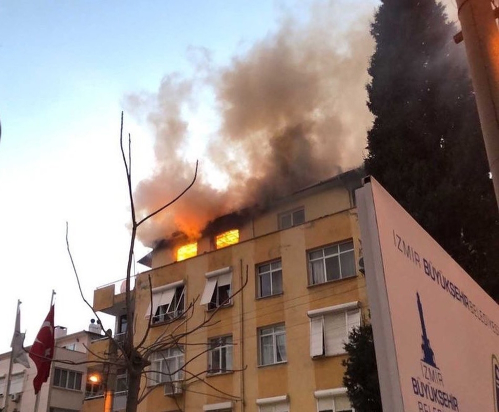 İzmir’de bina alev alev yandı