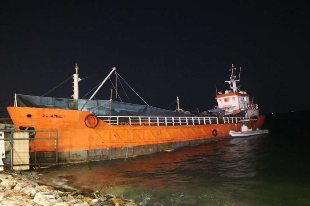 İzmir’de bir gemide 268 düzensiz göçmen yakalandı
