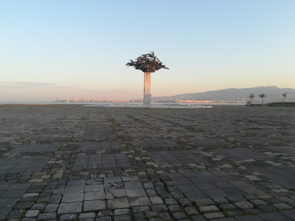 İzmir’de cadde ve meydanlar boş kaldı